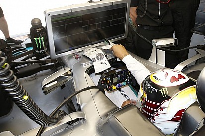 Videón, ahogy Hamilton ráhozza a frászt a két red bullos mérnökre Kínában