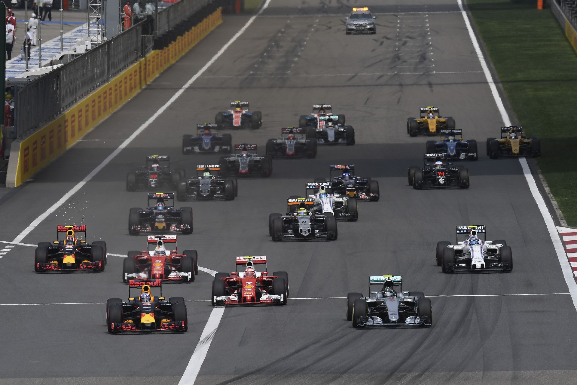 Kínai Nagydíj 2016: a rajt pillanatai – Räikkonen és Hamilton KO