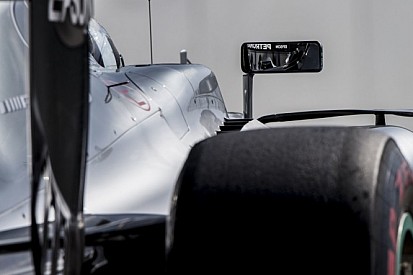 Egy egészen látványos felvétel Szocsiból: Hamilton bedől a kanyarban