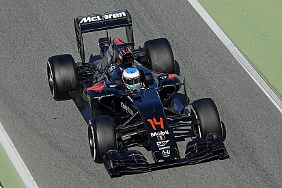 Alonso egészen elképesztő balesetet szenvedett Ausztráliában: felismerhetetlenre tört a McLaren!