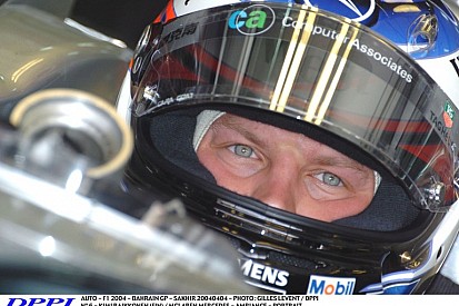 Raikkönen startja a McLarennel Bahreinben: a brutális V10-es