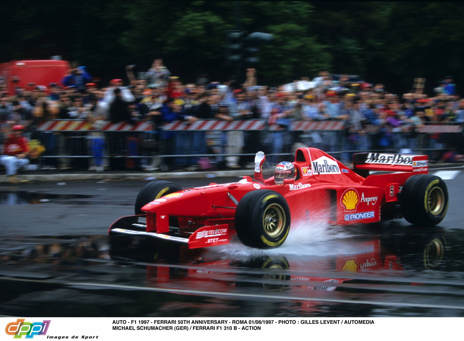 19 évvel ezelőtt Schumacher a Ferrarival: egy szenzációs F1-es felvétel