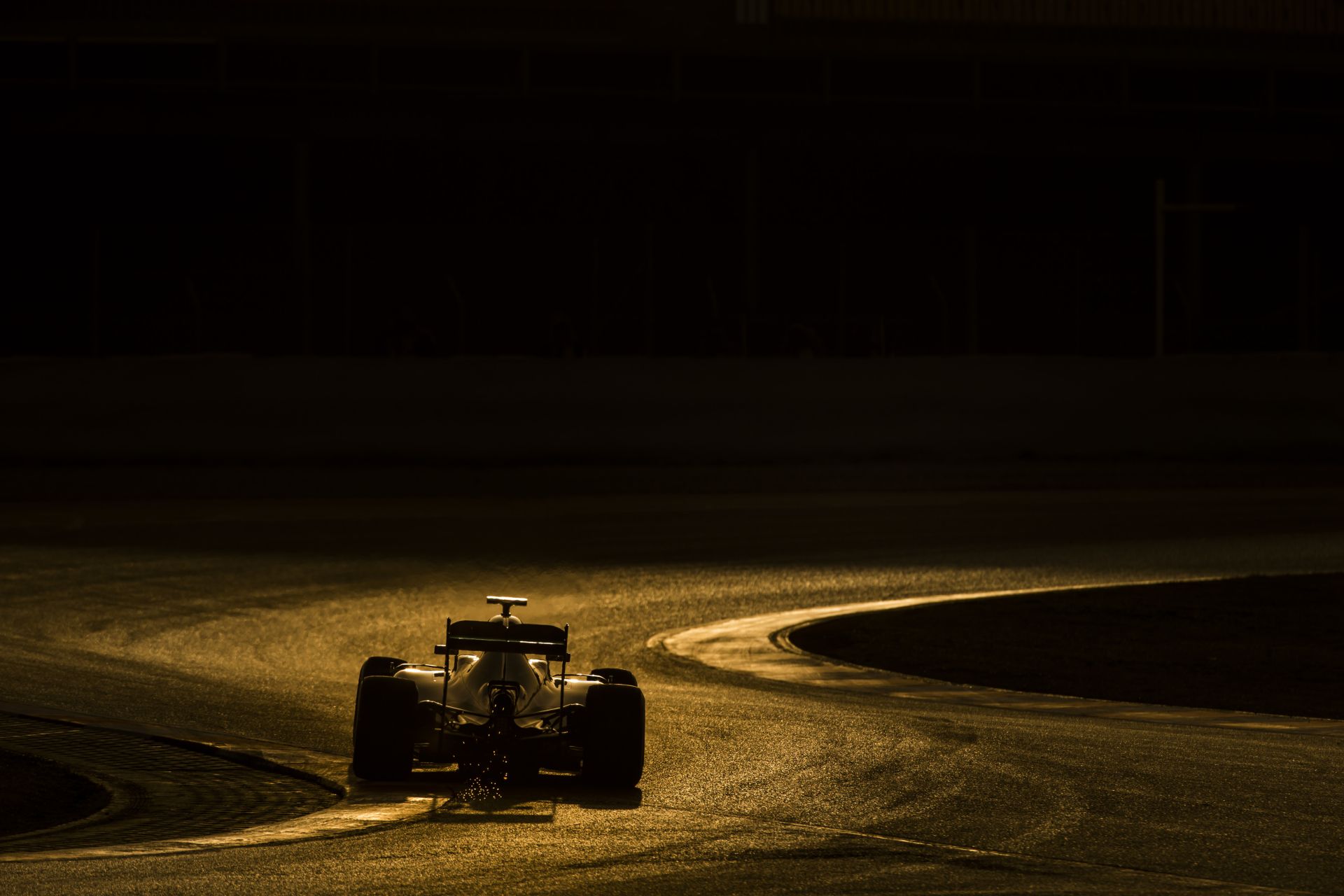 A Mercedes-Ferrari-McLaren trió ugyanabban a kanyarban: milyen íveken?
