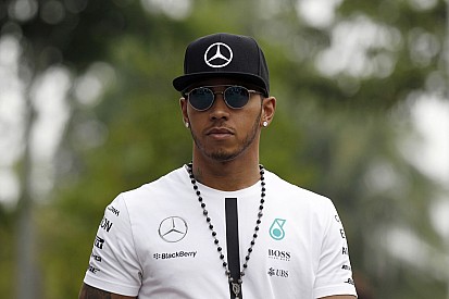 Videón is megcsodálhatod Hamilton meghökkentő öltözékét
