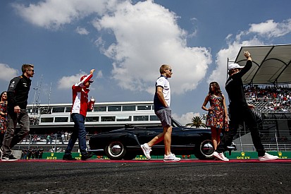 A Mercedesnek az a jó, ha Hamilton és Rosberg űzi egymást, és nincs képben Vettel