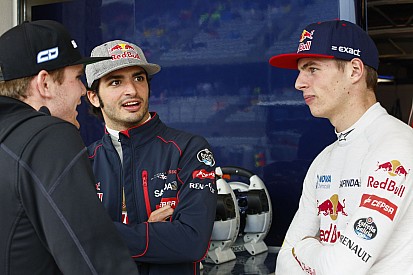 Így lovagolta meg a műbikát Verstappen és Sainz Jr.