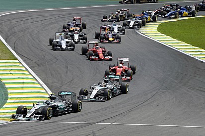 Vettel szerint egyszerű lenne javítani az F1-en, de sajnos a nagyfőnökök döntenek, mondja Hamilton
