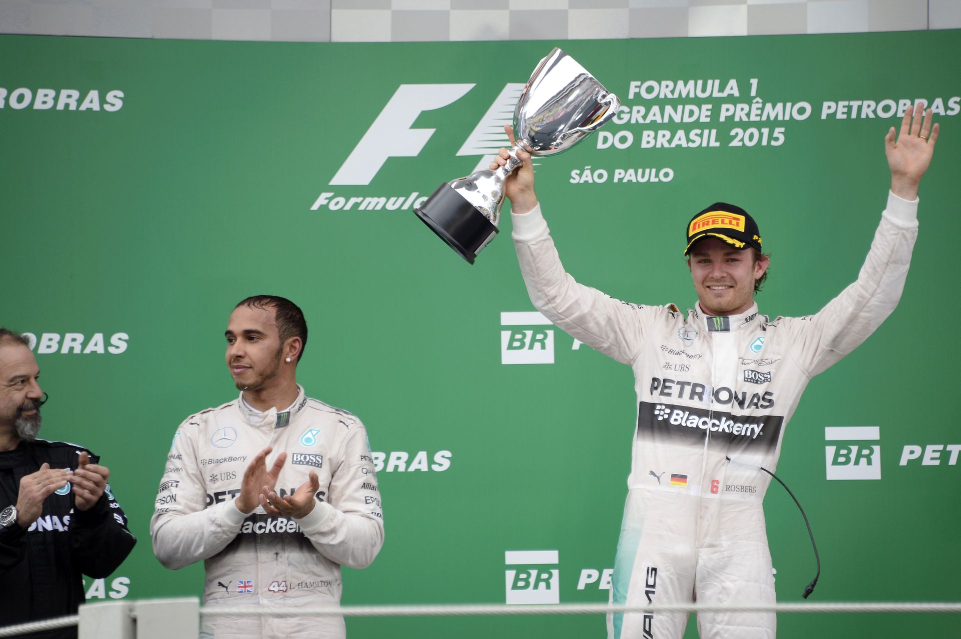 Durva Hamilton-hiszti lesz ebből: ideiglenesen Rosberg lett a jobb pilóta és a kivételezett a Mercedesnél?!