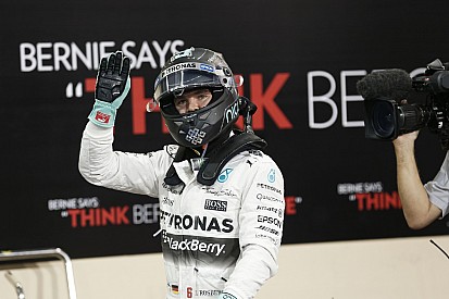 Rosberg nyerte az idei utolsó F1-es versenyt Abu Dhabiban Hamilton és Raikkönen előtt: Vettel-parádé a negyedik helyen!