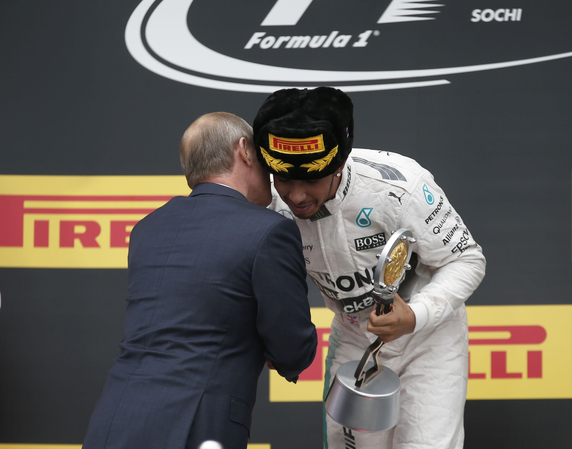 Hamilton nem Putyint célozta a pezsgővel: az kéne, hogy bármi is legyen belőle