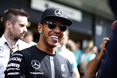 Hamilton: Imádom a Ferrarit, de szigorúan csak a közutakon…