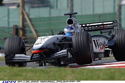 Raikkönen keményen nyomja neki a McLarennel – 2002! Japán Nagydíj