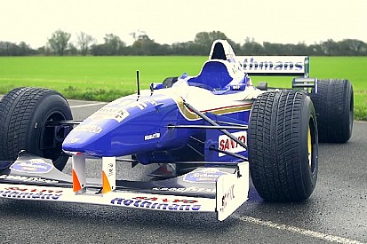 A Williams ismét akcióba küldte Jacques Villeneuve 1996-os versenygépét: BRUTÁL!