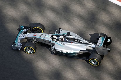 Hamilton a második edzést is megnyerte a Mercedesszel Abu Dhabiban: Rosberg tapad, Alonso alatt megint megállt a Ferrari