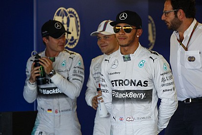 Hamilton örül a történelmi győzelemnek, míg Rosberg bánkódik a hibája miatt! Bottas pedig Bottas!
