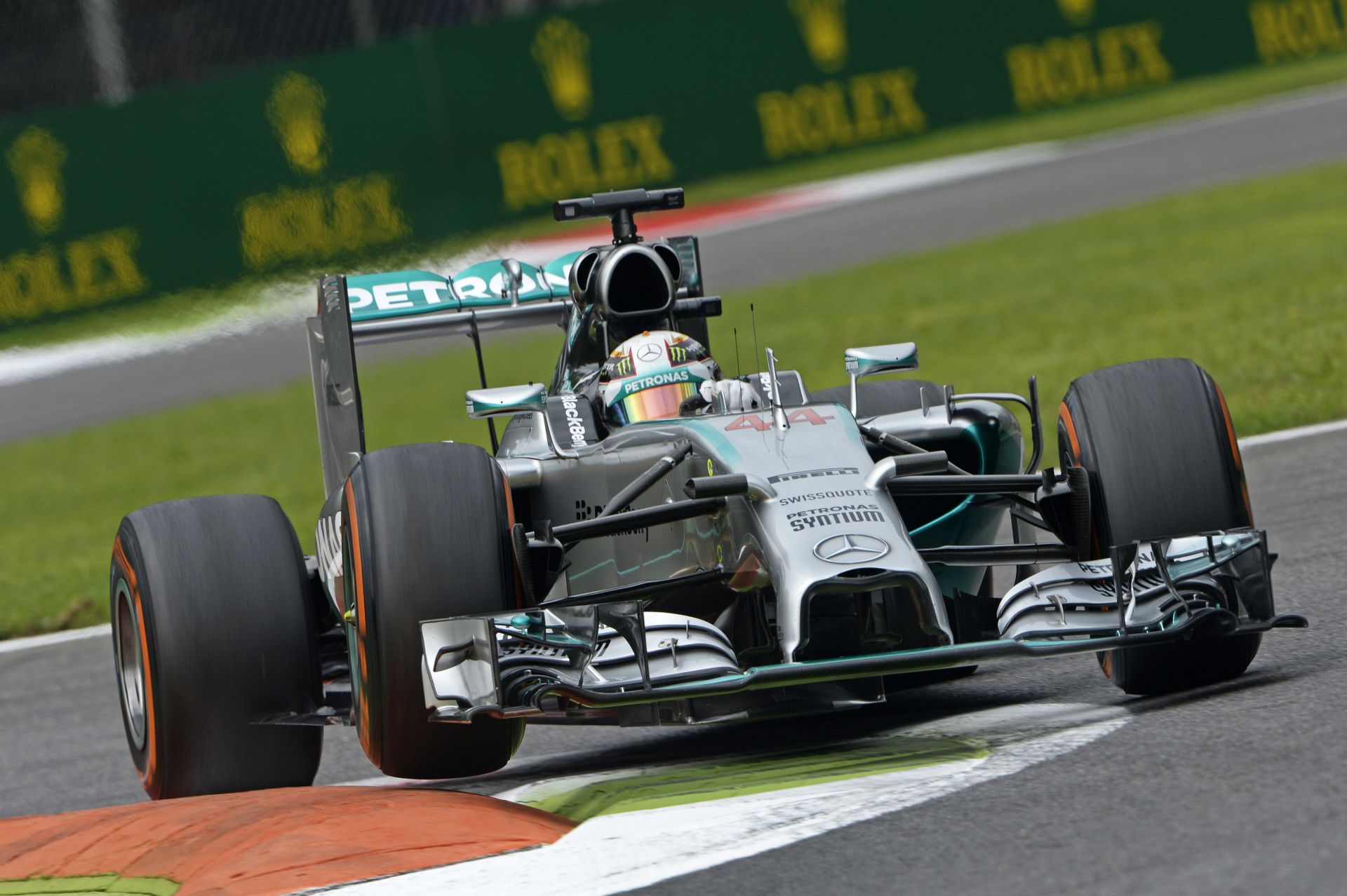 Briatore szerint az a biztos, ha a Mercedes beáll Rosberg mögé, és Hamilton lesz a másodszámú