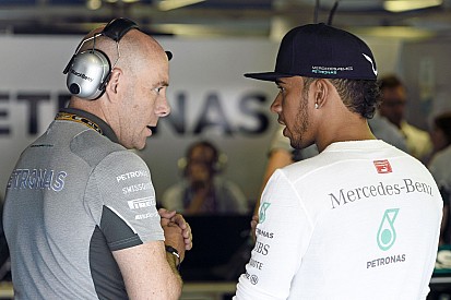 A Mercedes el fogja veszíteni Hamiltont? Lényegesen kevesebb pénzt kínál a bajnoknak! A Ferrari és a McLaren figyeli a helyzetet