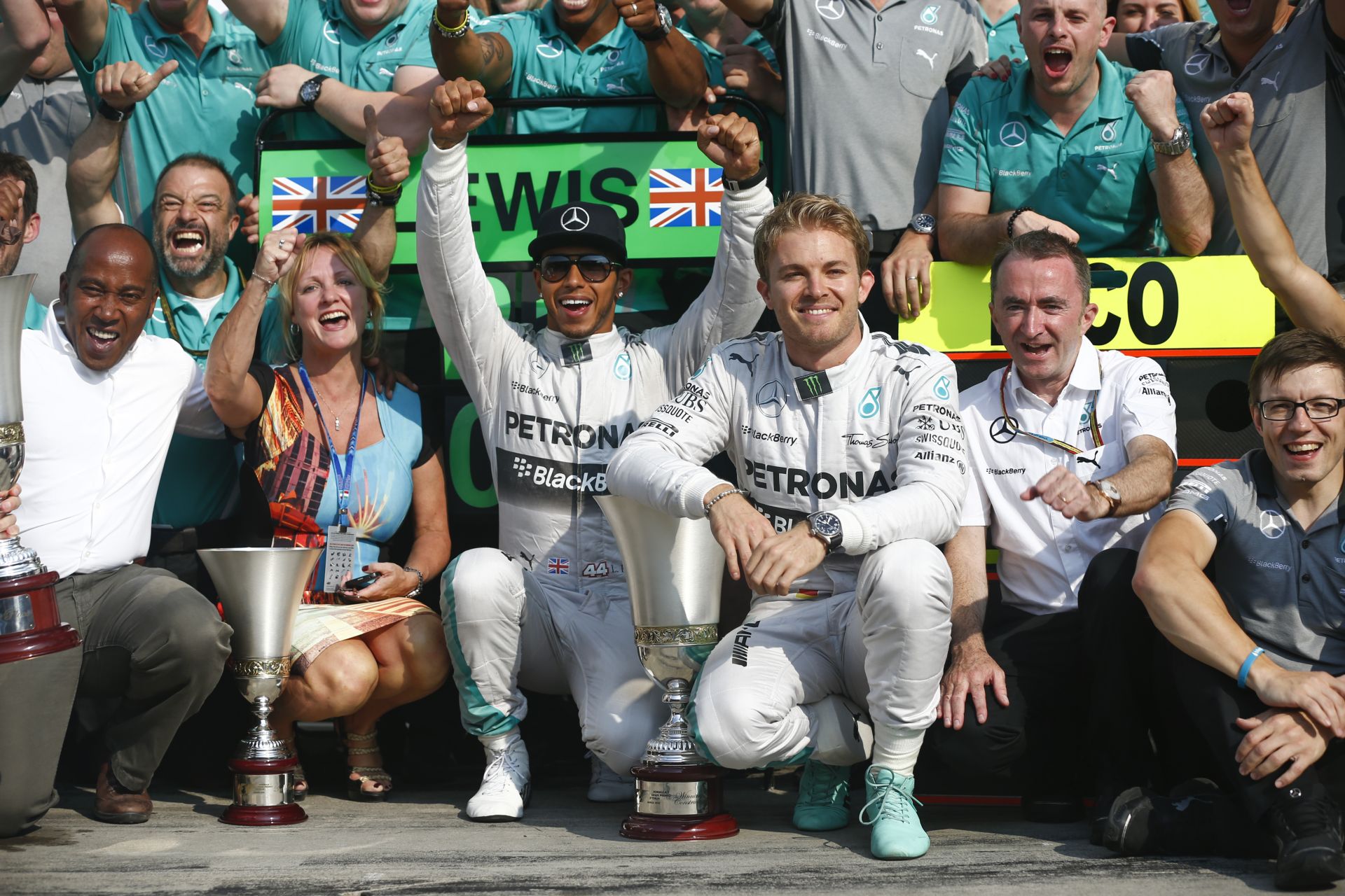 F1 2014: Hamilton életben tartja a bajnoki esélyeit, a Mercedes szinte utolérhetetlen