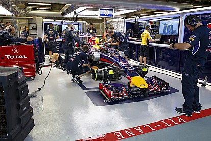 A Renault köszöni a srácoknak: 3 óra alatt cserélték ki Vettel autójában a motort
