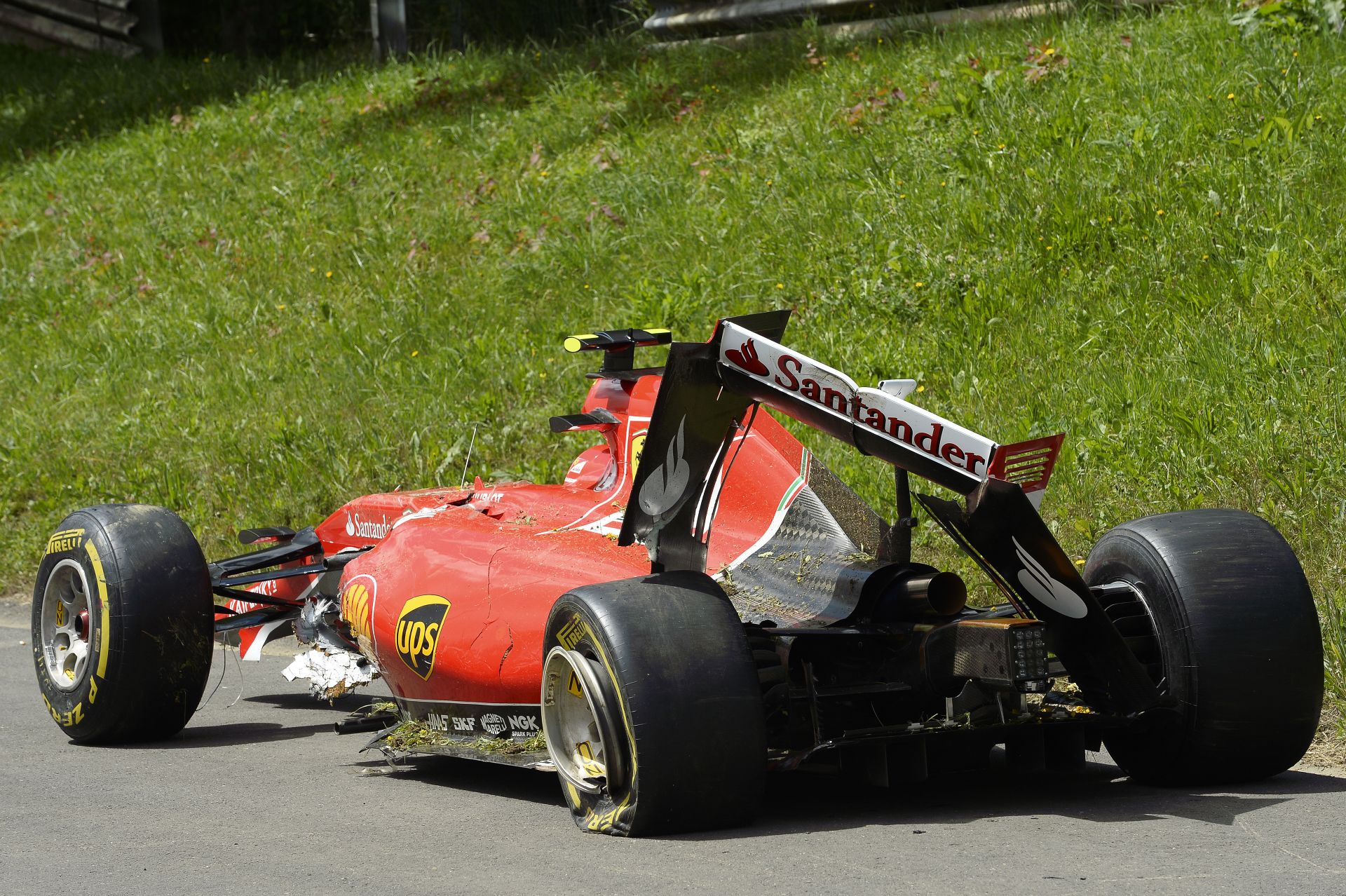 Raikkönen most már minden futamon meg fog pördülni? Le kellene váltania a Ferrarinak? 19 órától ÉLŐBEN!