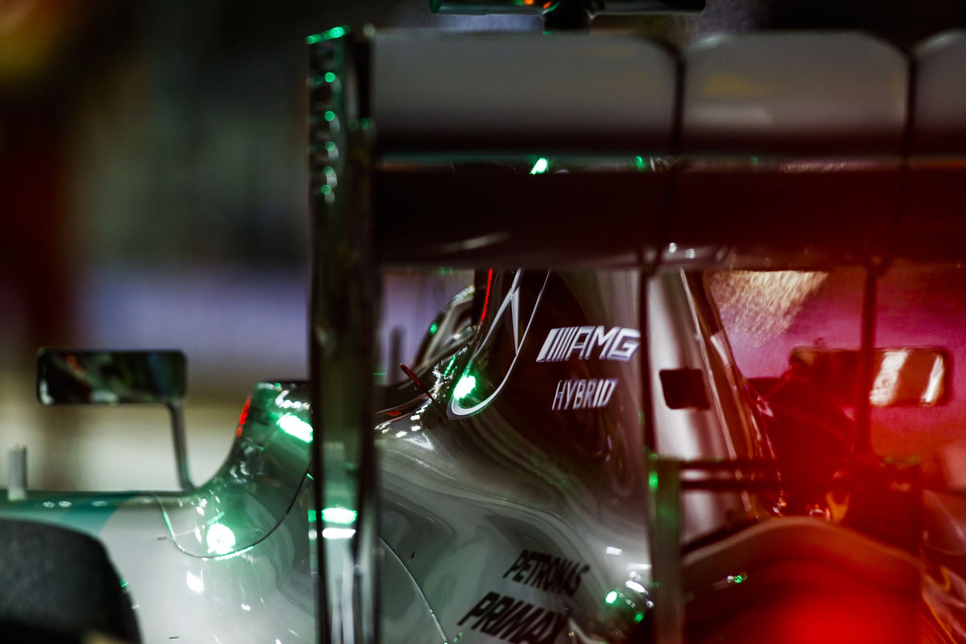 Ennyi 7 ezredmásodperc a Forma-1-ben: Képen Hamilton és Rosberg célba érése az időmérőn