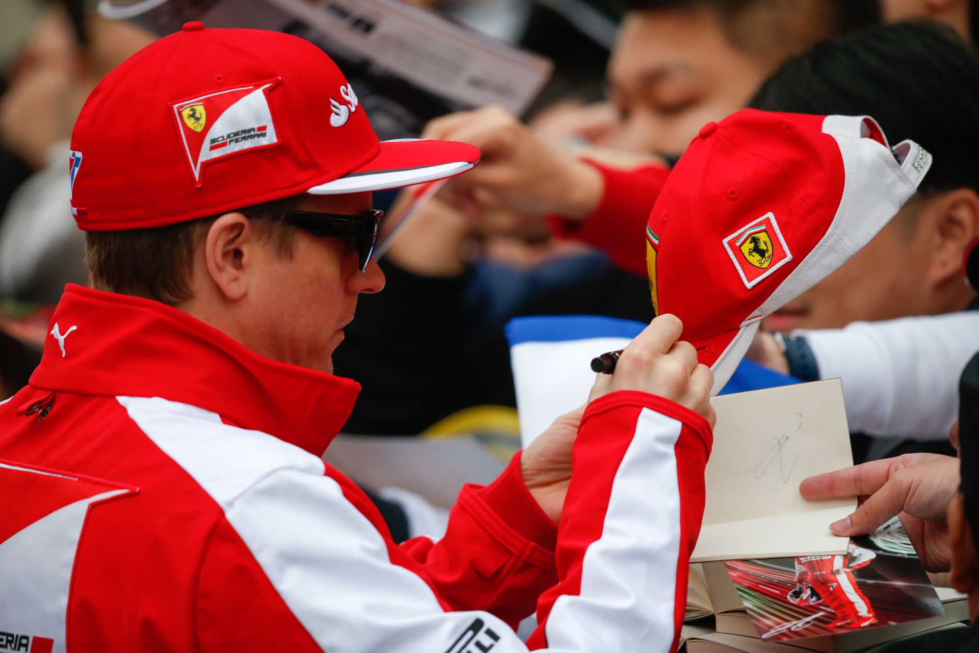 Raikkönen most nagyon kedves volt: Csak a kis magyar rajongójának integetett!