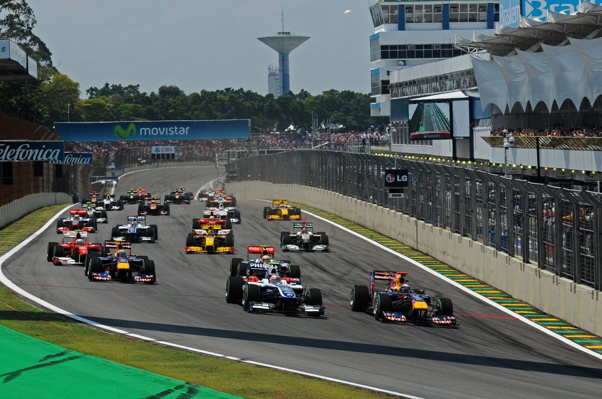 Képen a szétzúzás alatt álló brazil F1-es pálya