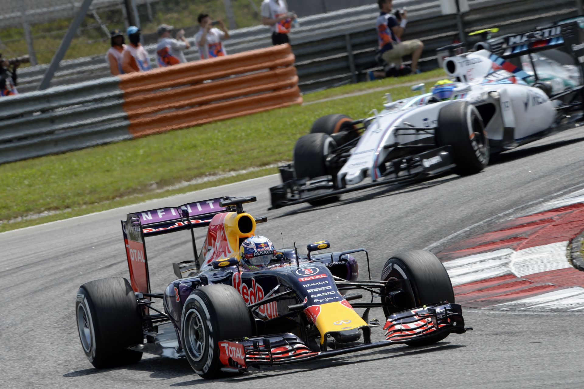 A Red Bull a Williamsre vadászik a Spanyol Nagydíjon