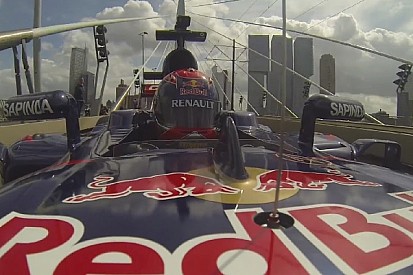 Hivatalos videó: Így csapatja neki a 16 éves szupertehetség az F1-es autóval