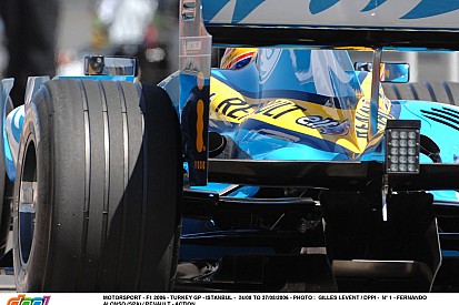 Persze, hogy Alonso gumiháborút akar, hiszen a Michelin anno tolta a Renault-t