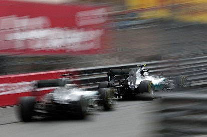 A Mercedes duója szabadon megküzdhet egymással Monacóban