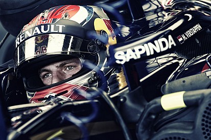 Hivatalos: büntetést kapott Verstappen az ütközés miatt!