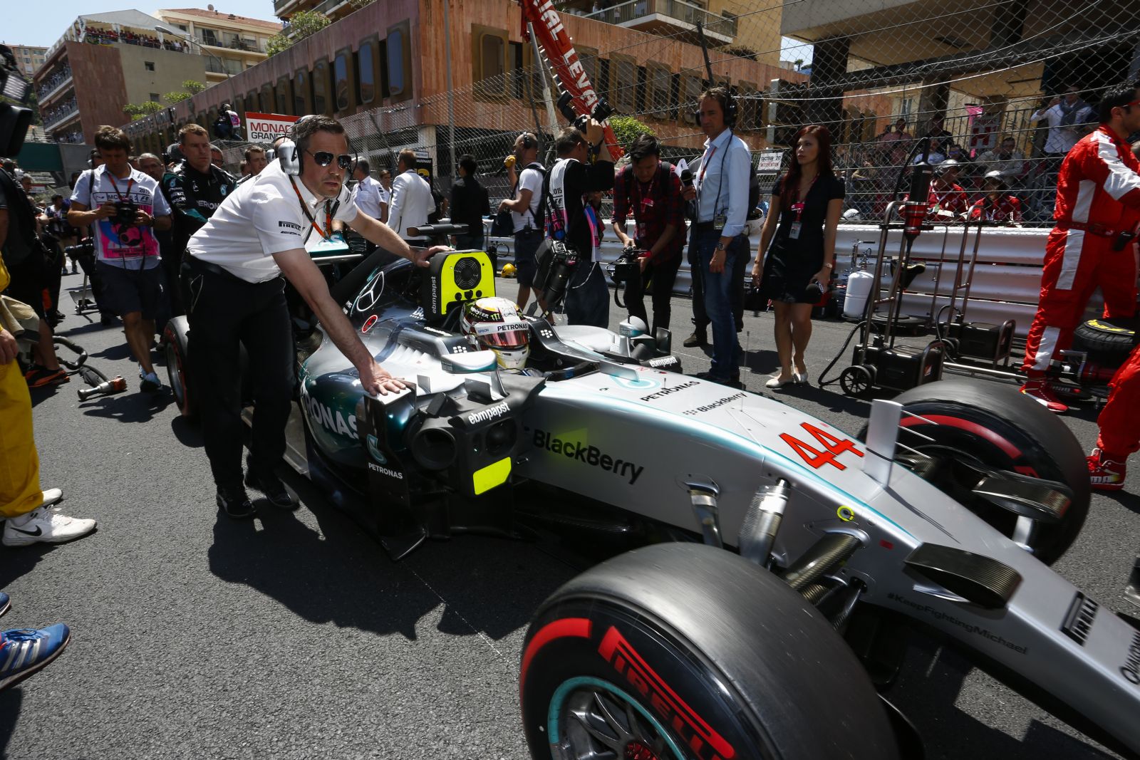 A Mercedes nem csinál Playstationt az F1-ből: nincs ingyen győzelem Hamiltonnak