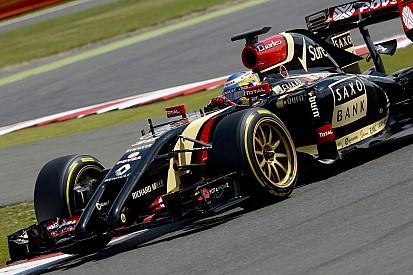 Alonso és Vettel a király, de mit keres itt egy szexi MILF? Pimp My Ride gumik az F1-ben!