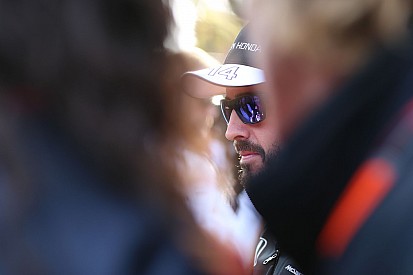 Nincs nagy gond Alonso McLaren-Hondájával, ott lehet az időmérőn (frissítve)
