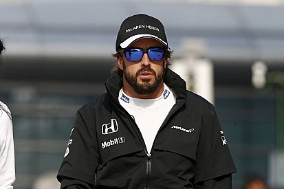 Alonso arrogáns, irigy, és egy idióta