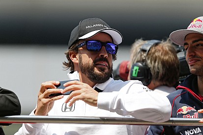 McLaren: Megdöbbenve fogadtuk azt, amit Alonsóra mondott az újságíró