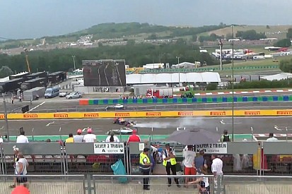 Amatőr felvételen Vettel nagyon látványos megpördülése a hungaroringi célegyenesben