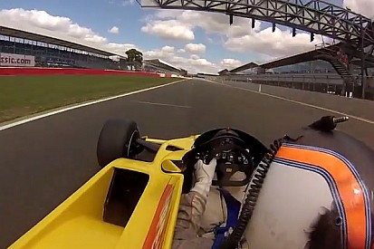 Nagyon ott van a szeren! Legendás F1-es versenygéppel Silverstone-ban! Onboard!