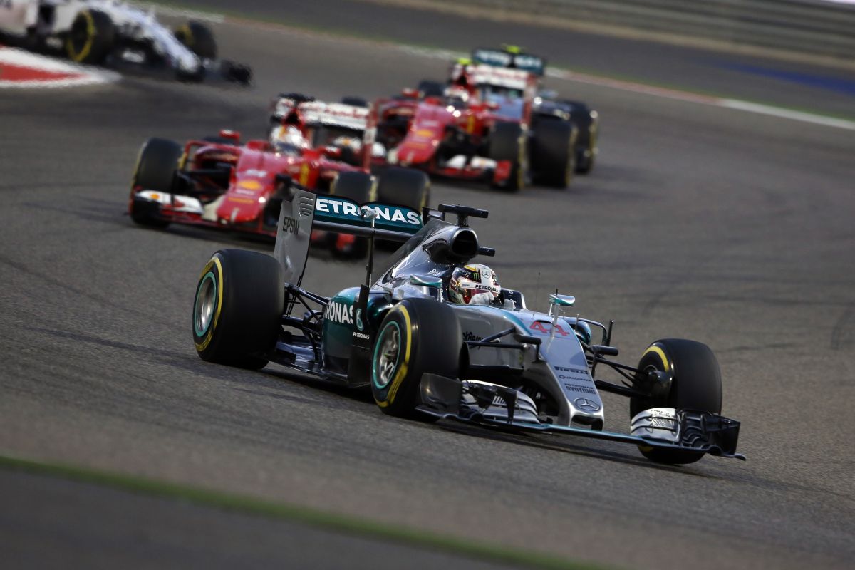 Hamilton várja az ellenfeleket: nemcsak Rosberget, hanem a ferrarisokat is