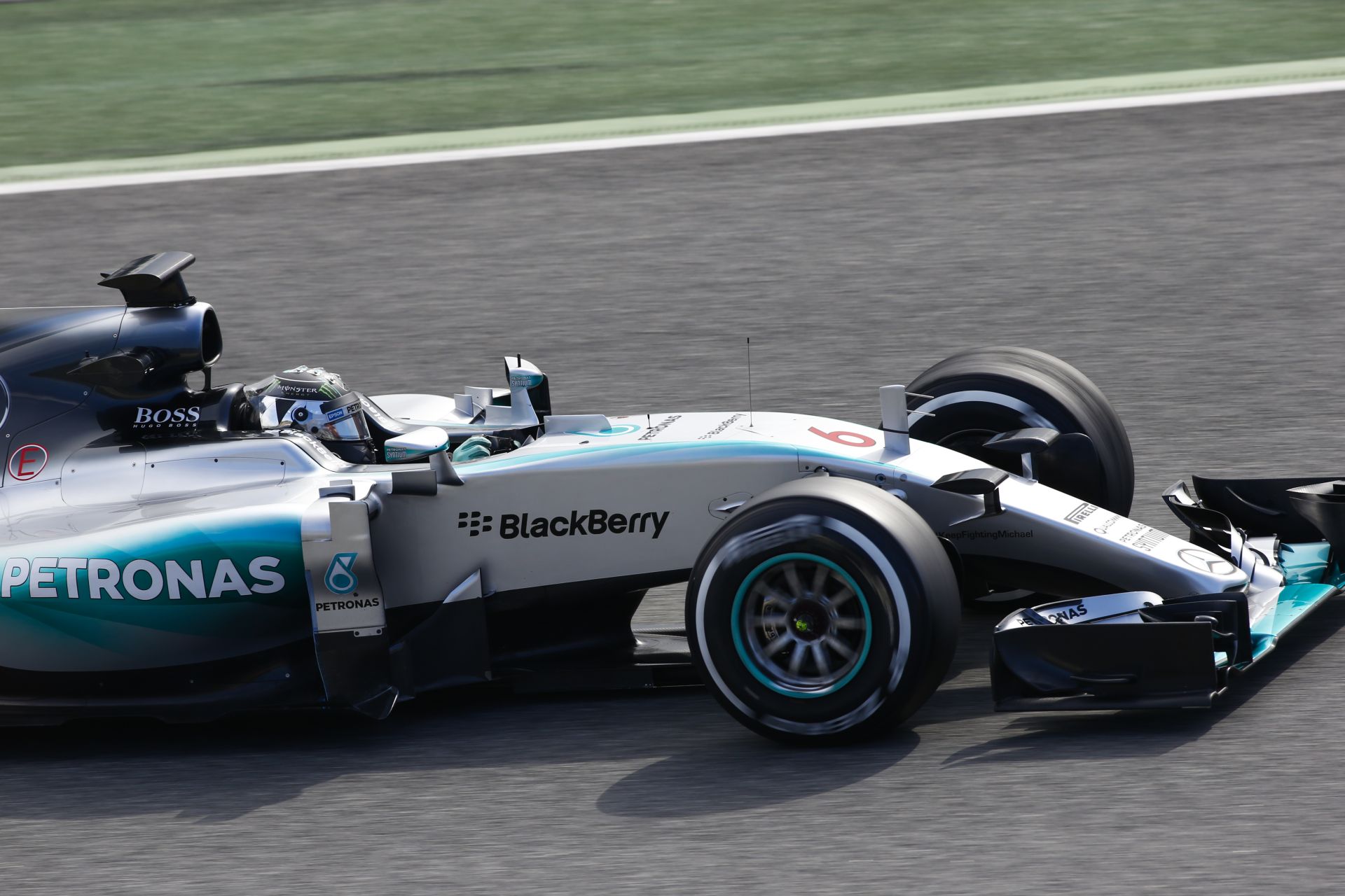 Így startolt a világverő (?) Mercedes Barcelonában: Testközelből a W06