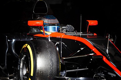 Alonso nem tud teljesen megbízni a McLarenben a balesete miatt