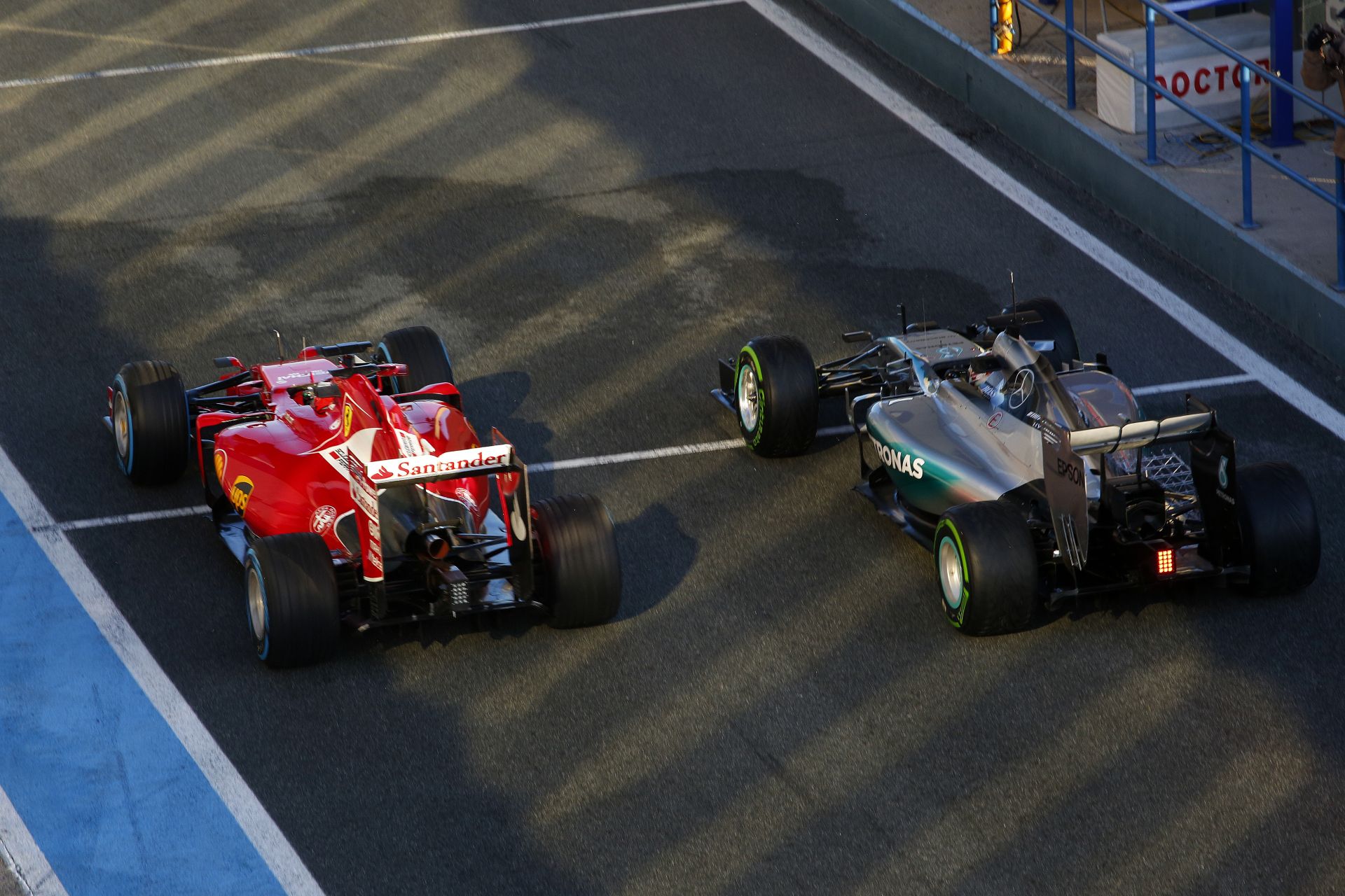 Raikkönen bepattan a bokszba, és már takarják is el a Ferrarit