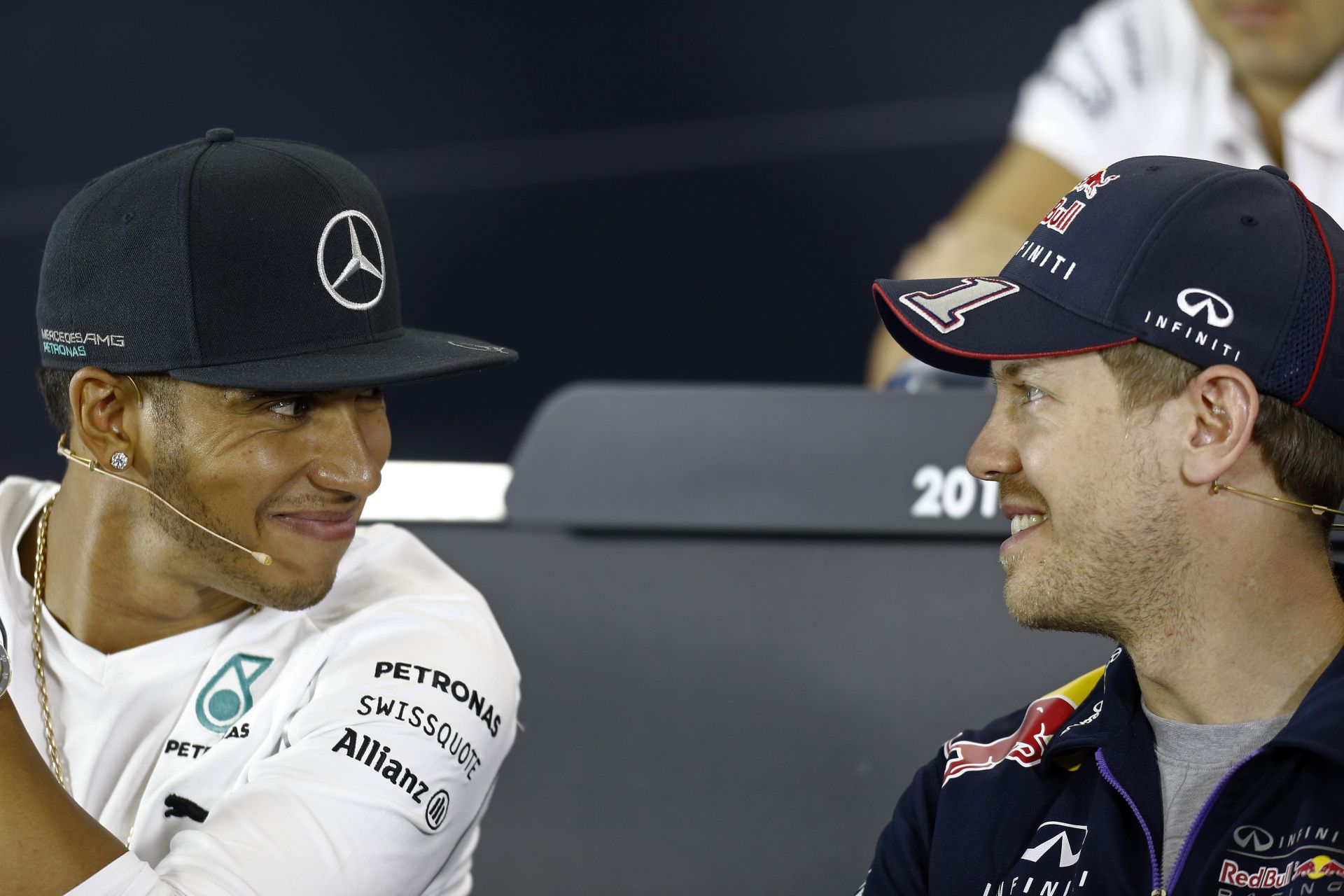 Hamilton: Most kell igazán vezérnek lennie Vettelnek, amikor bajban van a Red Bull