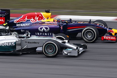 A Mercedes menekülne, a Red Bull támadna