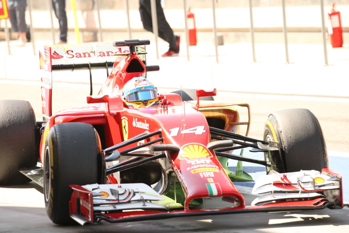 Így szólnak az új F1-es motorok Bahreinben: Remek felvételek a helyszínről