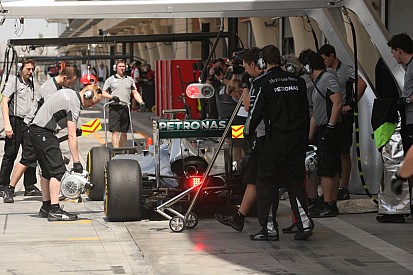 Rosberg és Hamilton is az élen lenne, de várjuk ki a végét