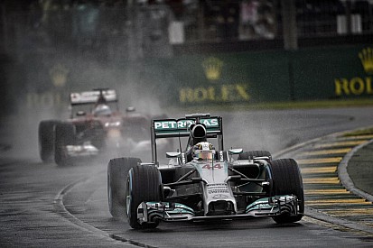 Alonso és Hamilton tapogatózik: elsődleges cél befejezni a futamot, és ott a Red Bull is
