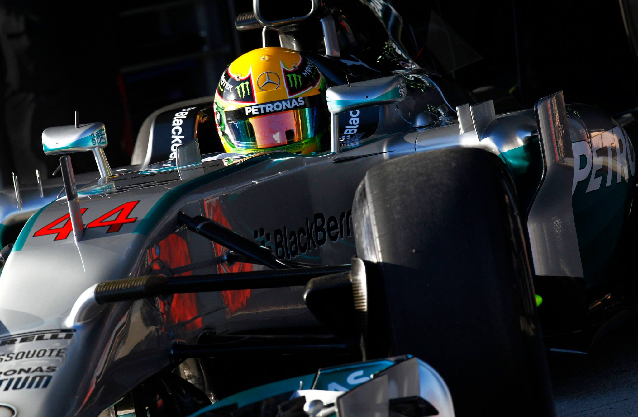 A Mercedes csúnyán rálépett a gázpedálra! Hamilton fölényesen vezet Bahreinben