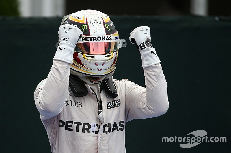 Hamilton vence gracias a la estrategia